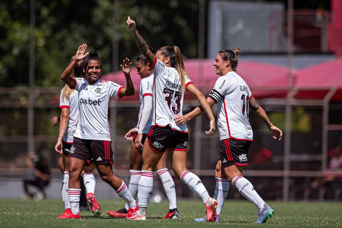 Jogadoras do Flamengo comemoram gol contra o Botafogo na Gávea