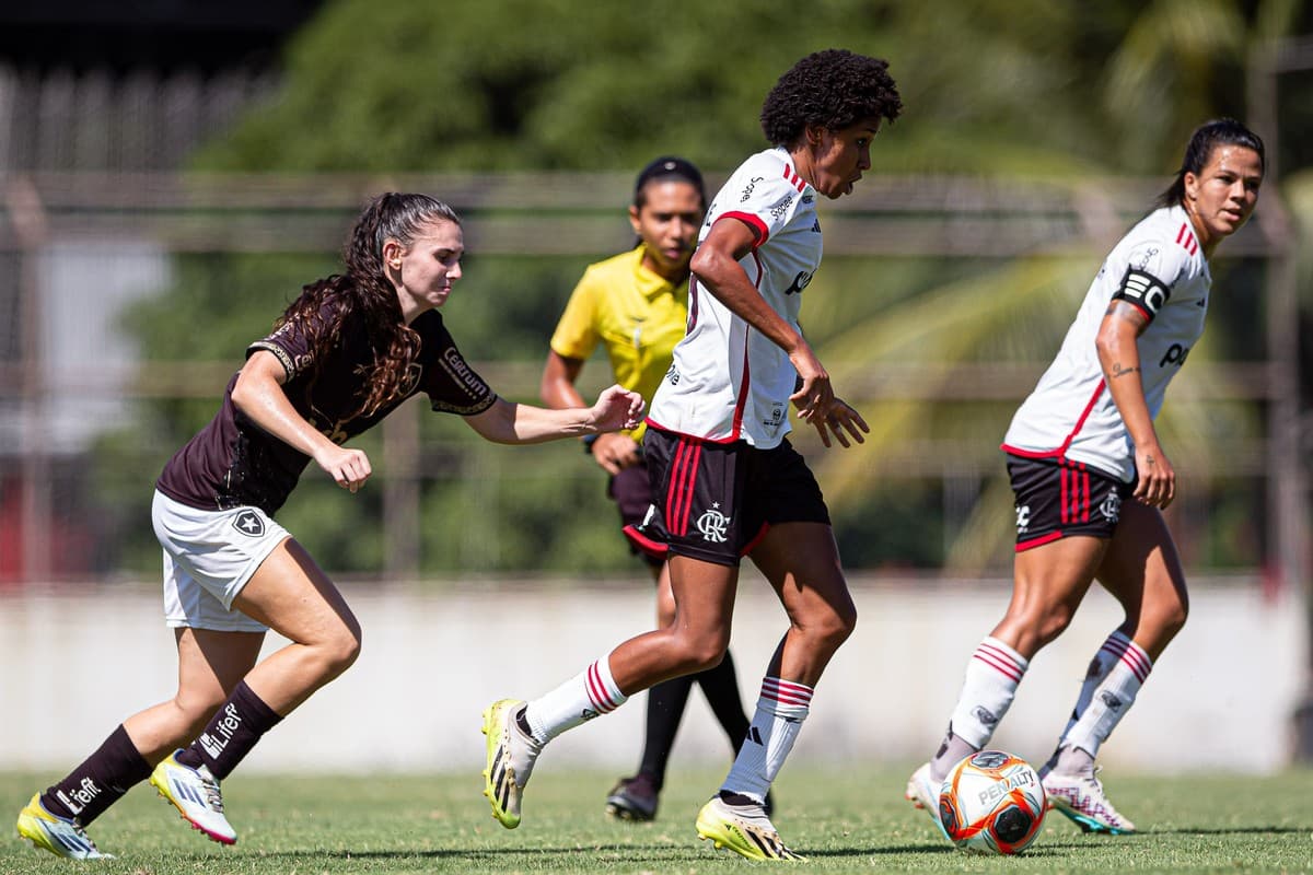 Leidiane e Monalisa vão em direção ao ataque, uma jogadora do Botafogo acompanha e a árbitra segue de perto a jogada