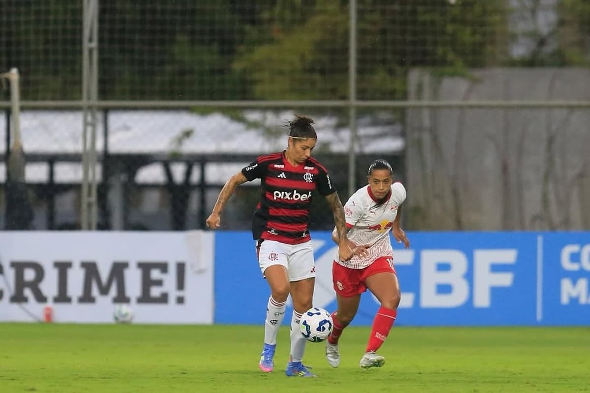 Cristiane conduz a bola e atleta do Bragantino a acompanha
