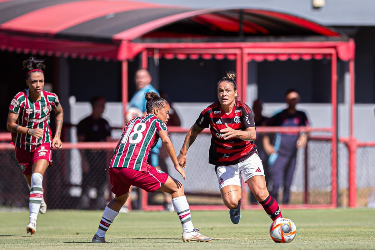 Glaucia disputa a bola com duas atletas do Fluminense, durante clássico na Gávea