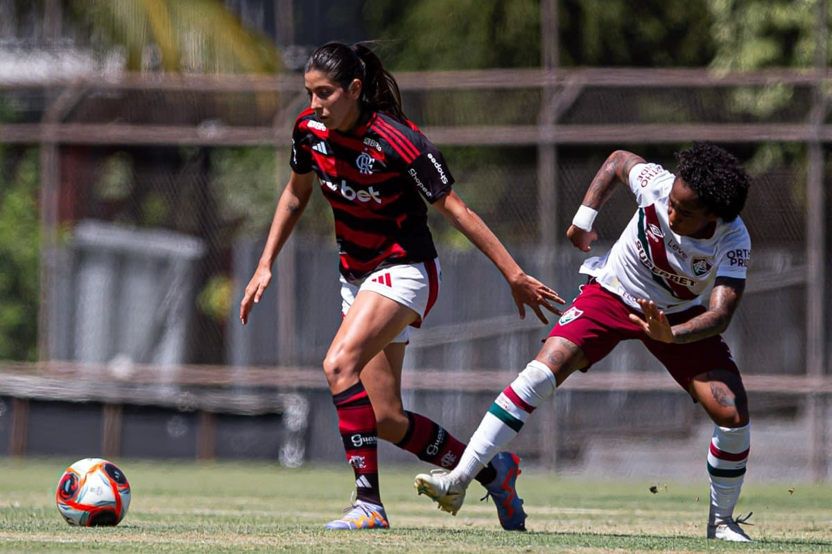 Flávia Mota conduz a bola deixando adversária tricolor para trás