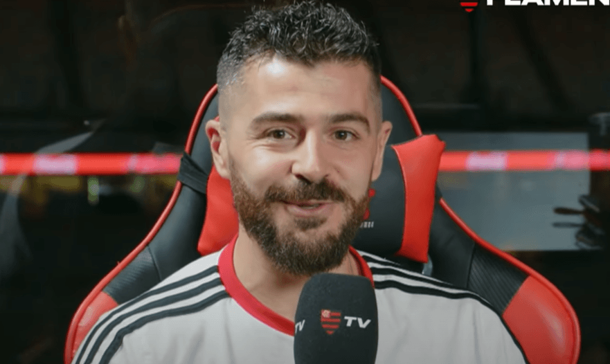 Franco Balbi sorridente em transmissão da FlamengoTV