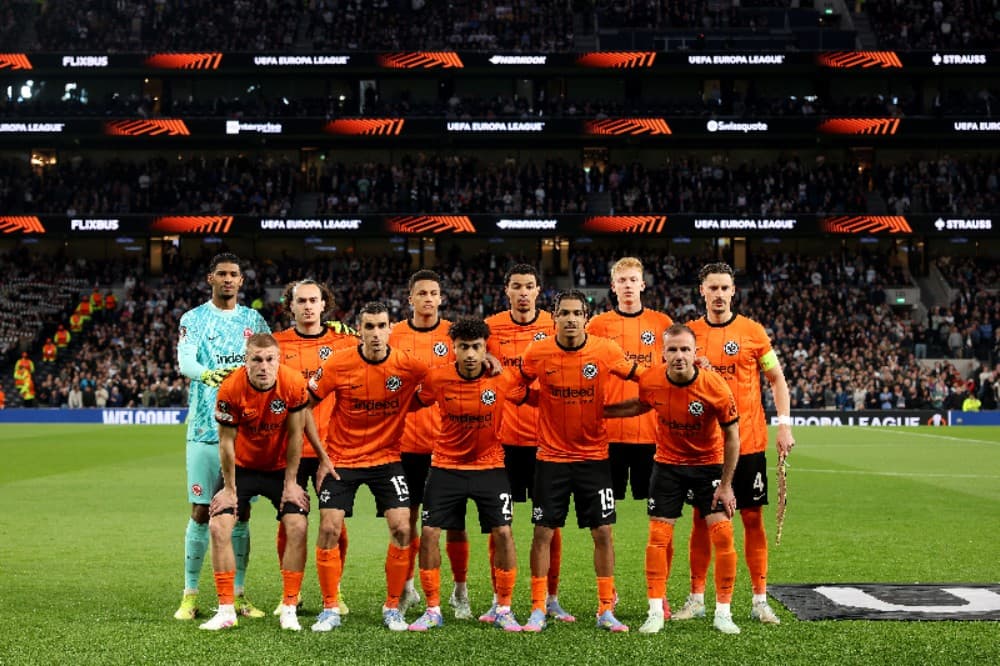 Jogadores do Eintracht Frankfurt posam para uma foto da equipe antes da partida de ida das quartas de final da Liga Europa da UEFA 2024/25 entre Tottenham Hotspur e Eintracht Frankfurt no Tottenham Hotspur Stadium em 10 de abril de 2025 em Londres, Inglat
