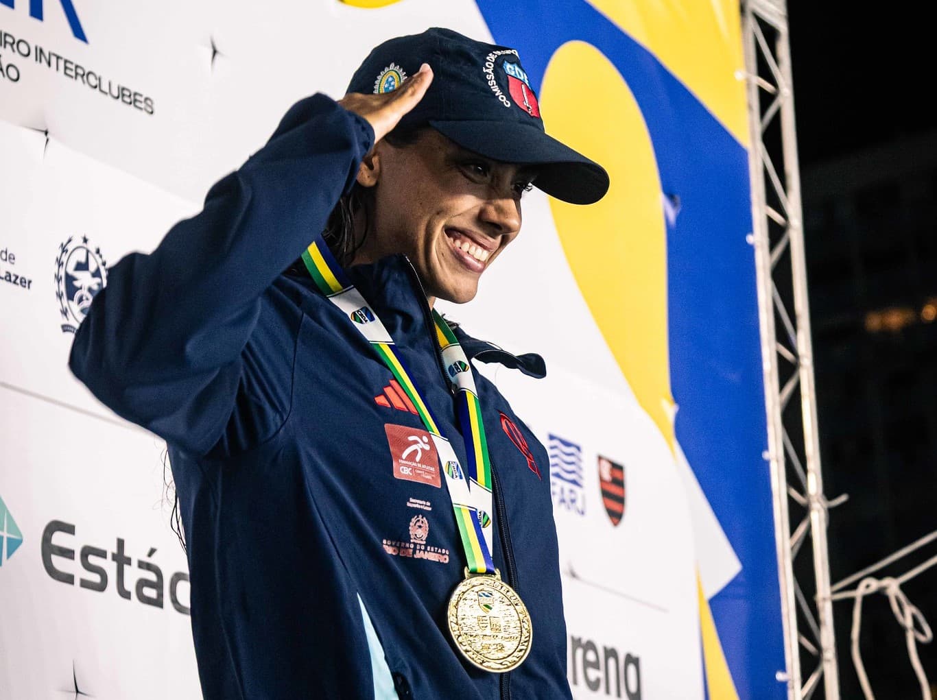 Gabi Assis com a medalha de ouro dos 50m peito do Maria Lenk