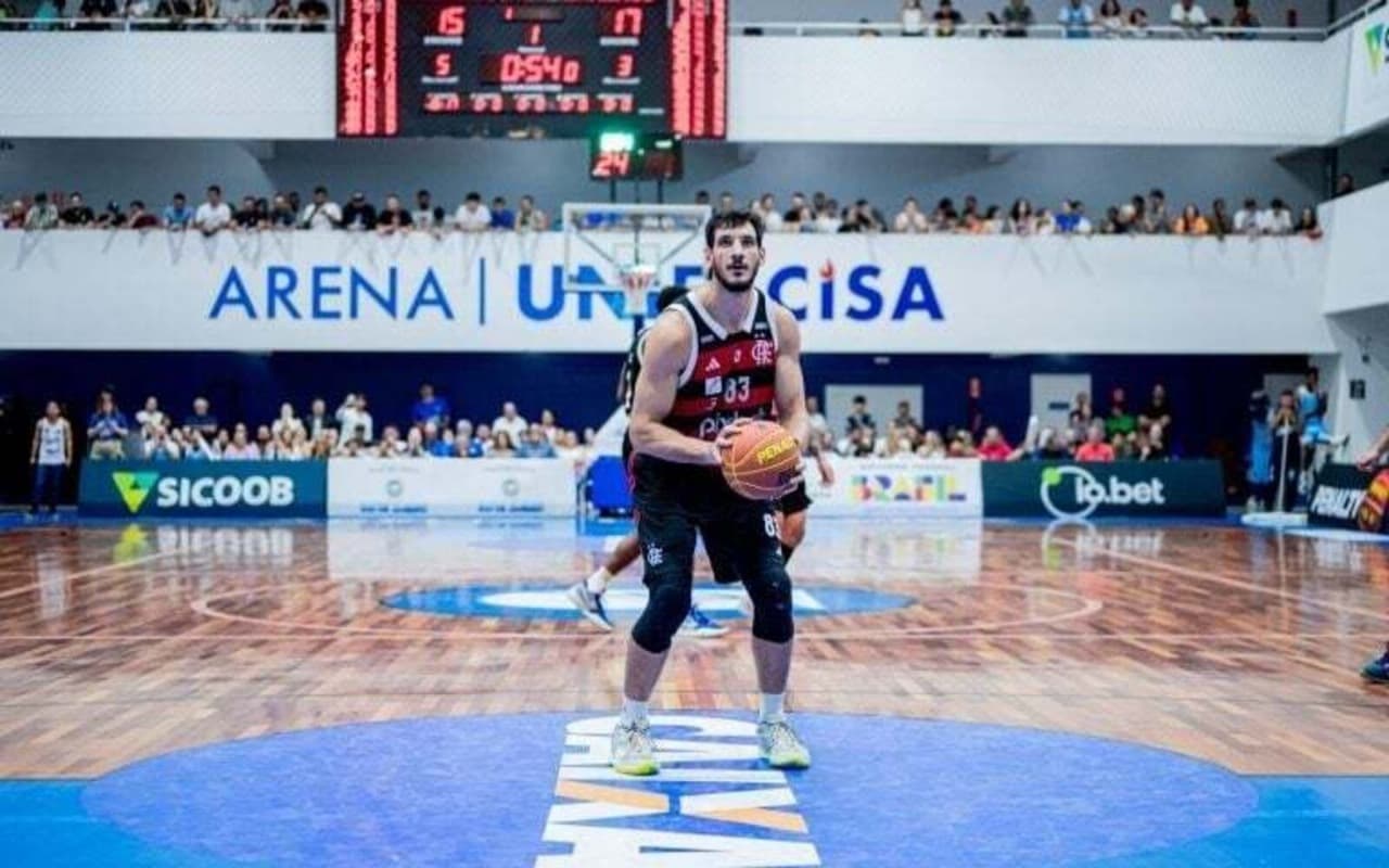 Gallizzi em quadra pelo Flamengo contra o Unifacisa, no NBB