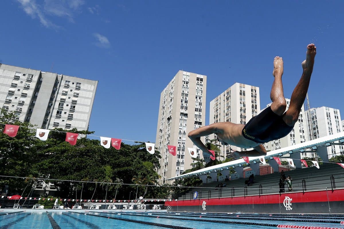 Nadador pula na piscina da Gávea em imagem usada como promoção para o Troféu Maria Lenk 2025