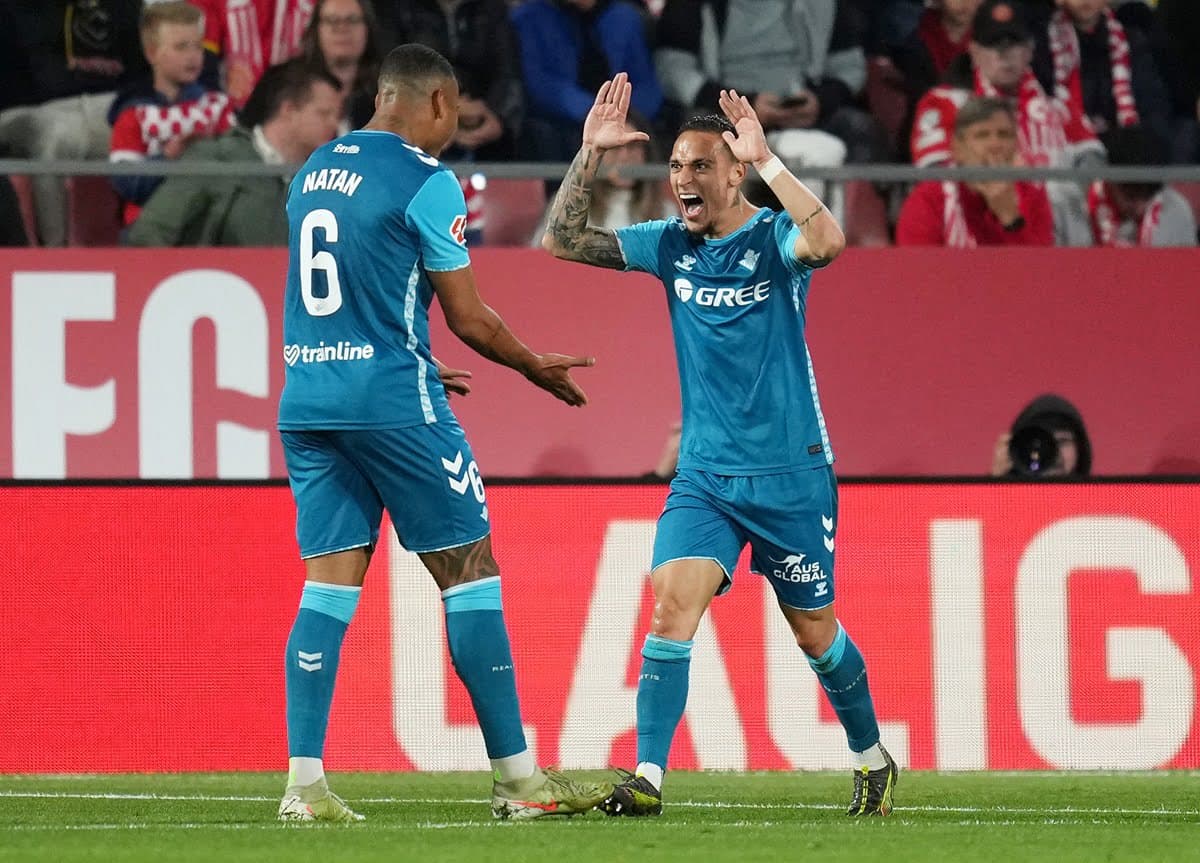 Natan e Antony comemoram gol do Betis