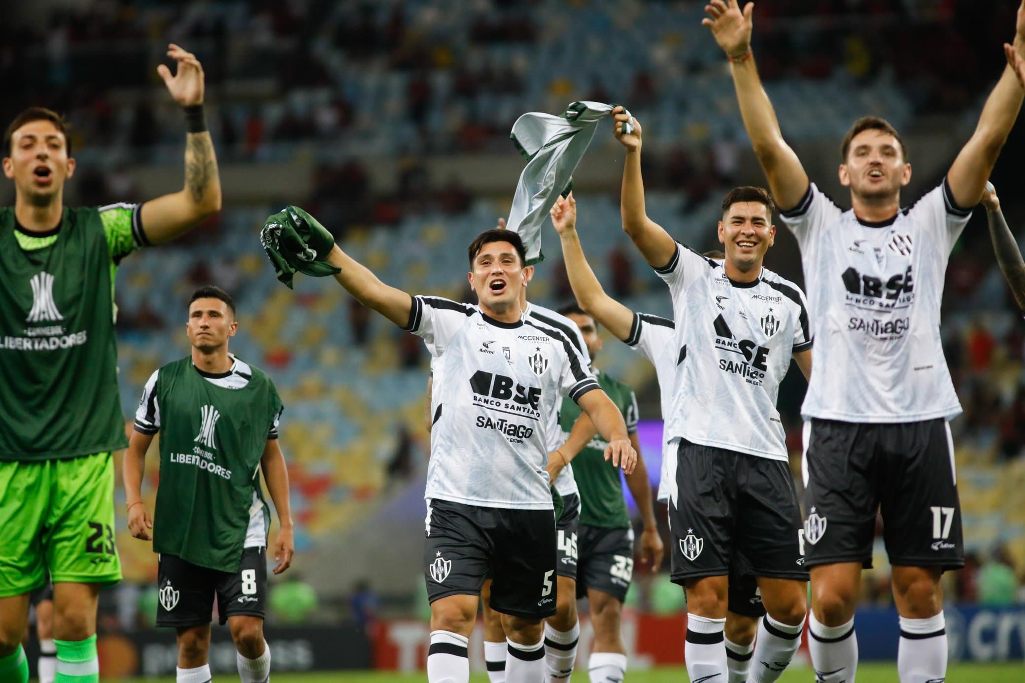 Jogadores do Central Córdoba comemoram vitória sobre o Flamengo no Maracanã