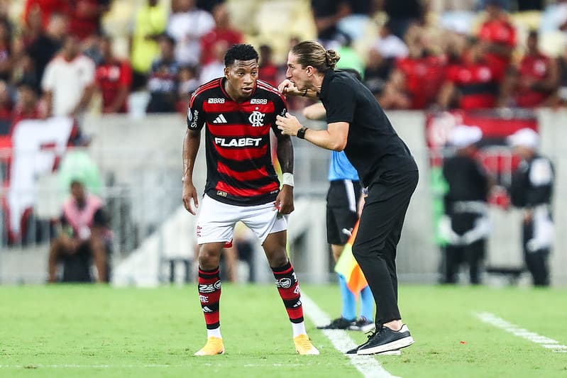 Gonzalo Plata recebe instrução de Filipe Luís na beira do campo