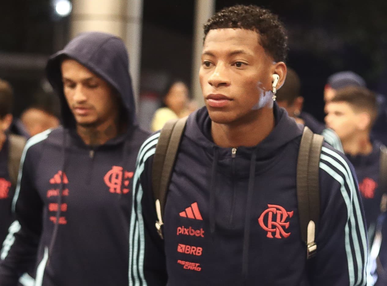 Gonzalo Plata na chegada do Flamengo ao hotel em Quito