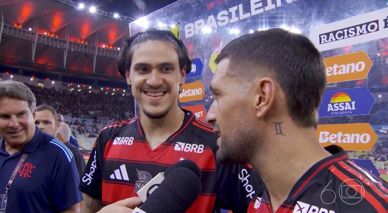 Pedro olha para Arrascaeta durante entrevista após Flamengo x Corinthians