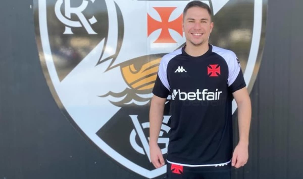 Guilherme Coimbra posa para foto na época em que trabalhava no Vasco