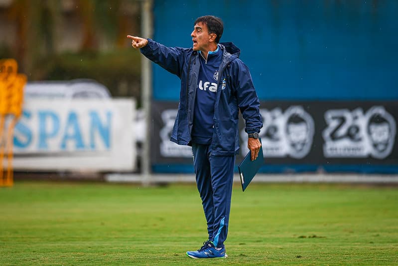 Gustavo Quinteros comandando o treino