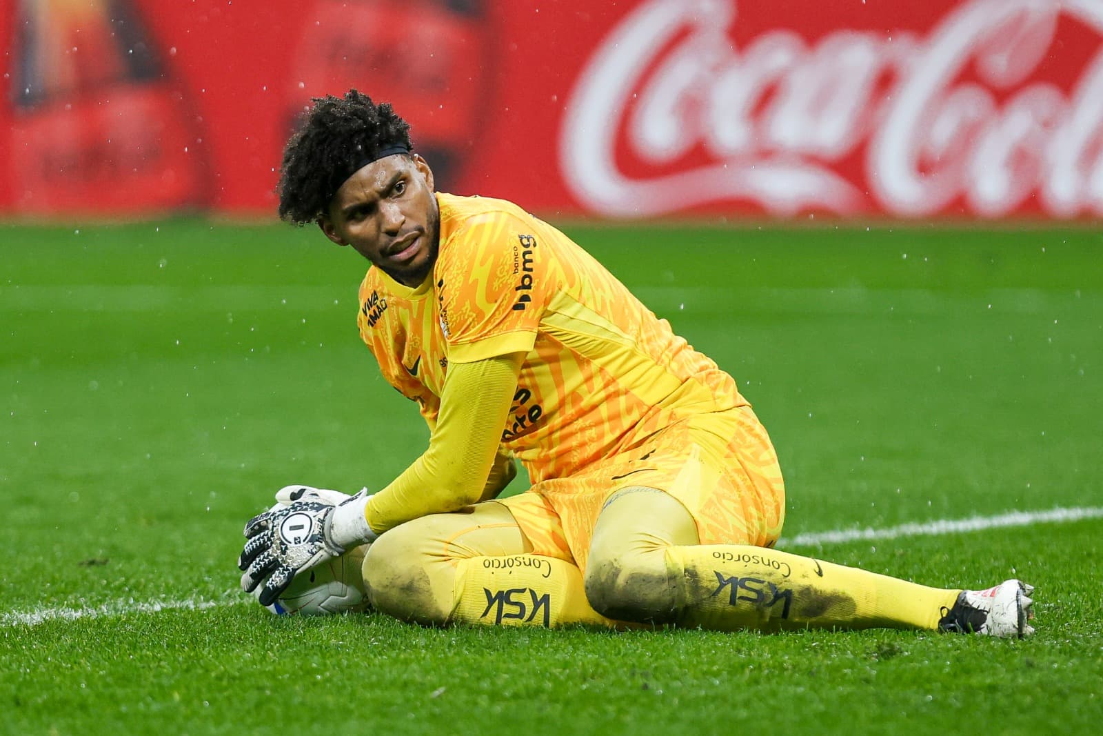 Ex-Flamengo, Hugo Souza caído no chão após defesa pelo Corinthians