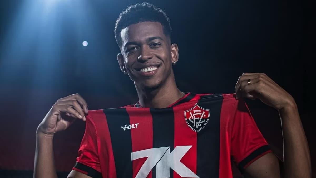 Carlinhos se apresentando ao Vitória.