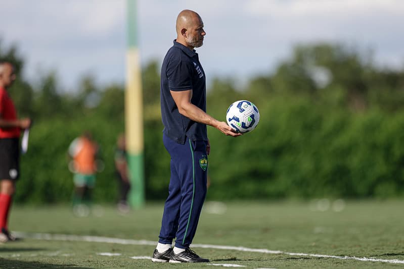 Nei Silva a beira do campo