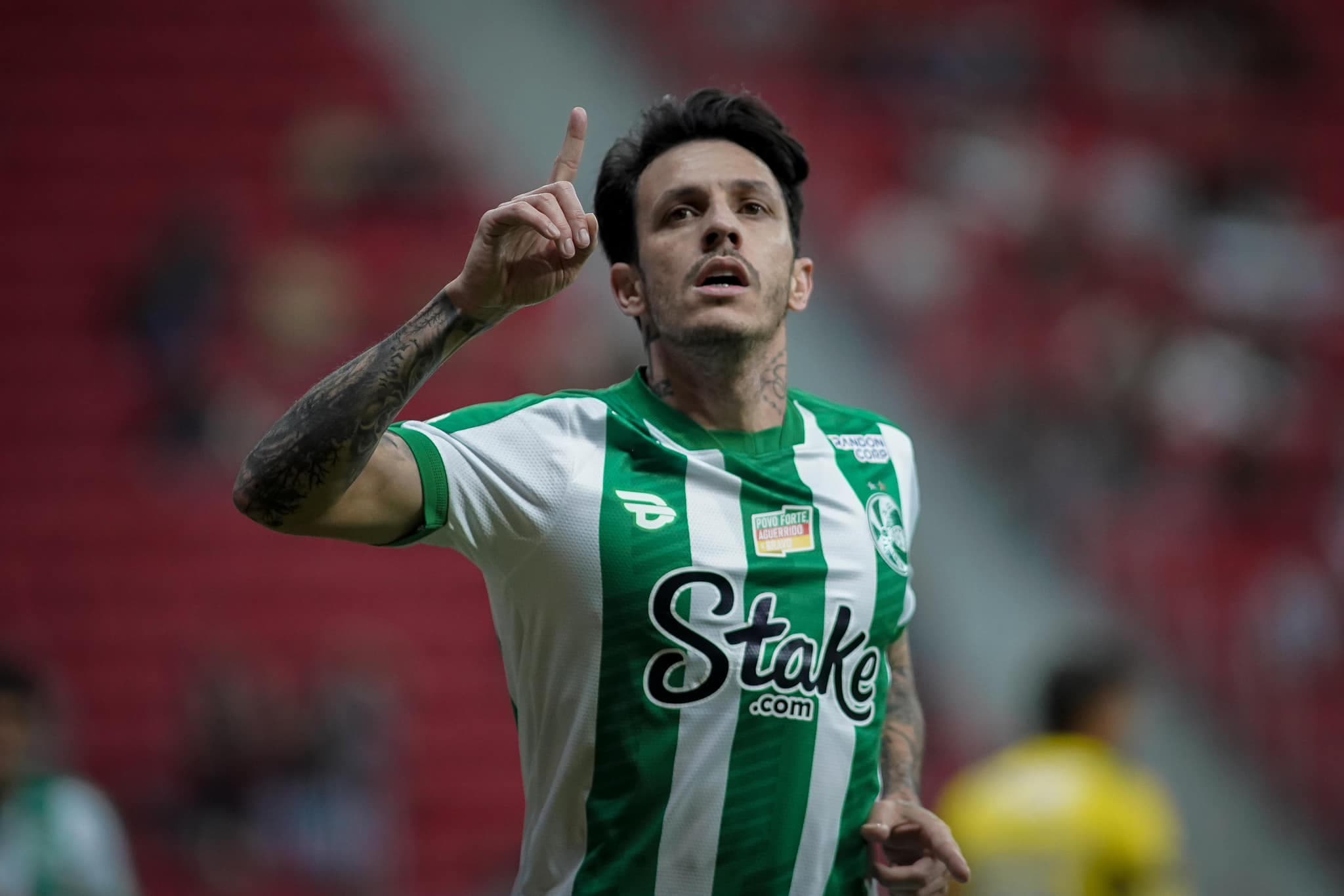 Jean Carlos comemora gol pelo Juventude