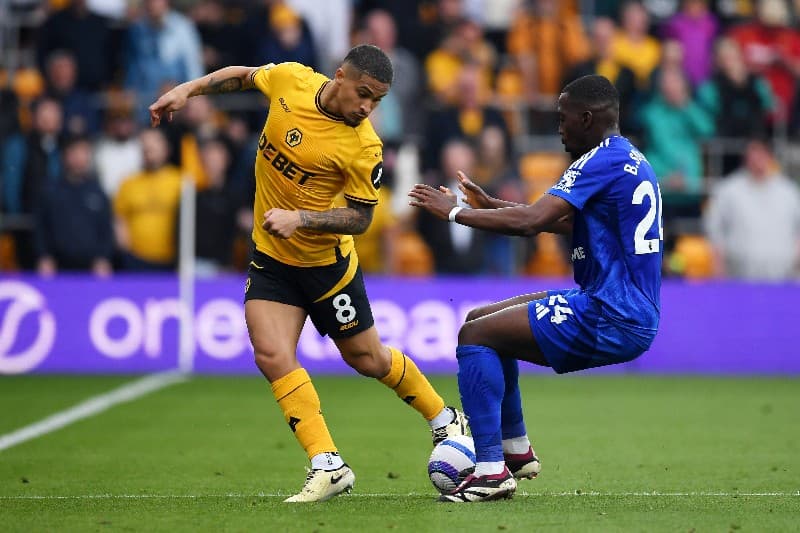 oao Gomes, do Wolverhampton Wanderers, disputa a posse de bola com Boubakary Soumare, do Leicester City, durante a partida da Premier League entre Wolverhampton Wanderers FC e Leicester City FC, no Molineux, em 26 de abril de 2025, em Wolverhampton, Ingla