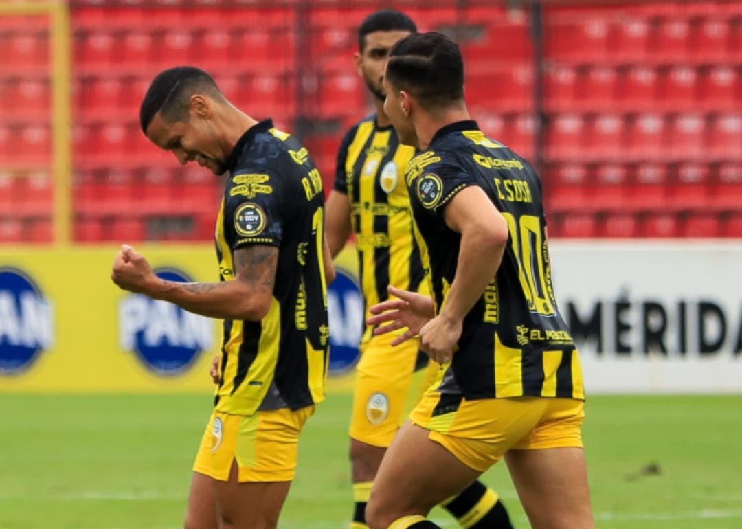 Jogadores do Deportivo Táchira em campo