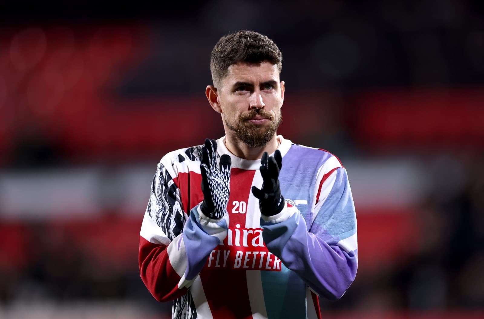 Jorginho aplaude torcida durante aquecimento do Arsenal