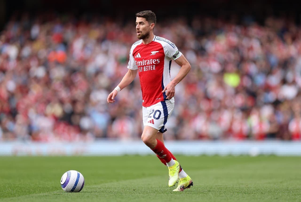 Jorginho do Arsenal durante a partida da Premier League entre Arsenal FC e Brentford FC no Emirates Stadium em 12 de abril de 2025 em Londres, Inglaterra.