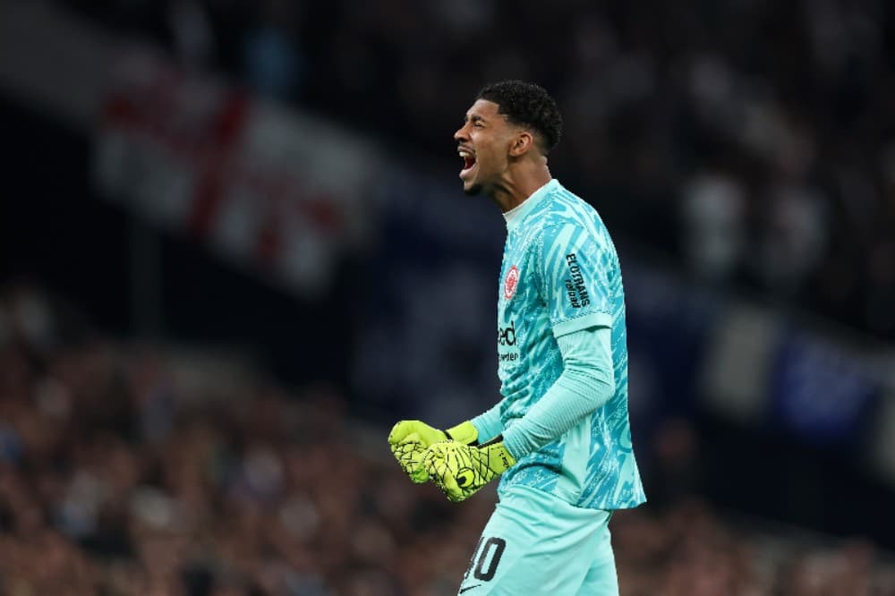 Kaua Santos, do Eintracht Frankfurt, comemora após Hugo Ekitike, do Eintracht Frankfurt (não mostrado na foto), marcar o primeiro gol de sua equipe durante a partida de ida das quartas de final da Liga Europa da UEFA 2024/25 entre Tottenham Hotspur e Eint