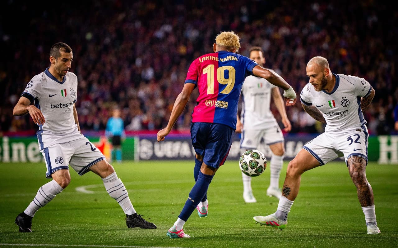 Lamine Yamal tenta jogado em meio a jogadores da Inter de Milão