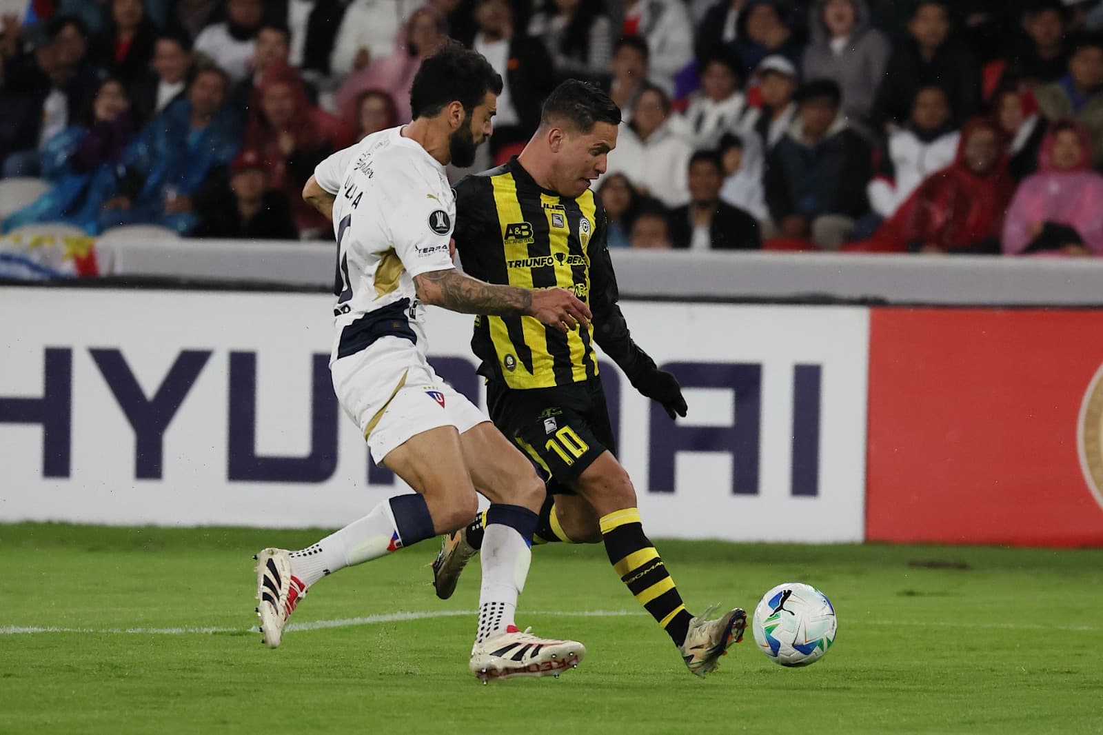 Jogadores de LDU e Deportivo Táchira disputam a bola