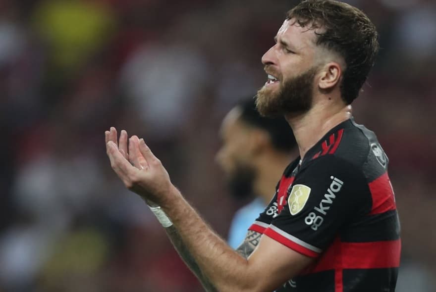 léo pereira em jogo do flamengo na libertadores