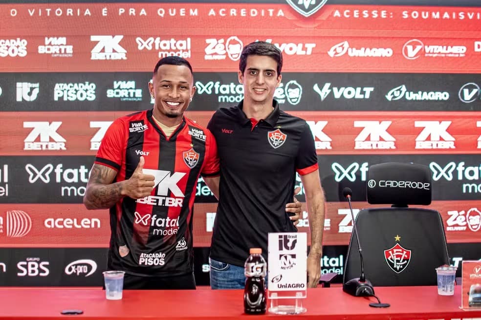 Léo Pereira durante apresentação pelo Vitória