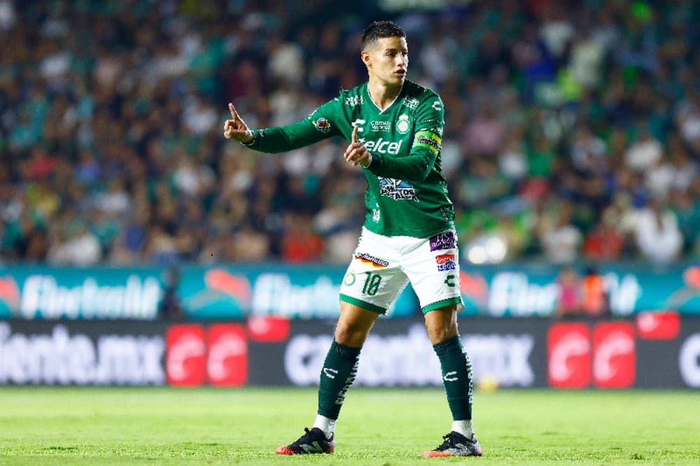 James Rodriguez, do León, dá instruções durante a partida da 13ª rodada entre León e Pumas UNAM, como parte do Torneo Clausura 2025 da Liga MX, no Estádio León, em 30 de março de 2025, em León, México.