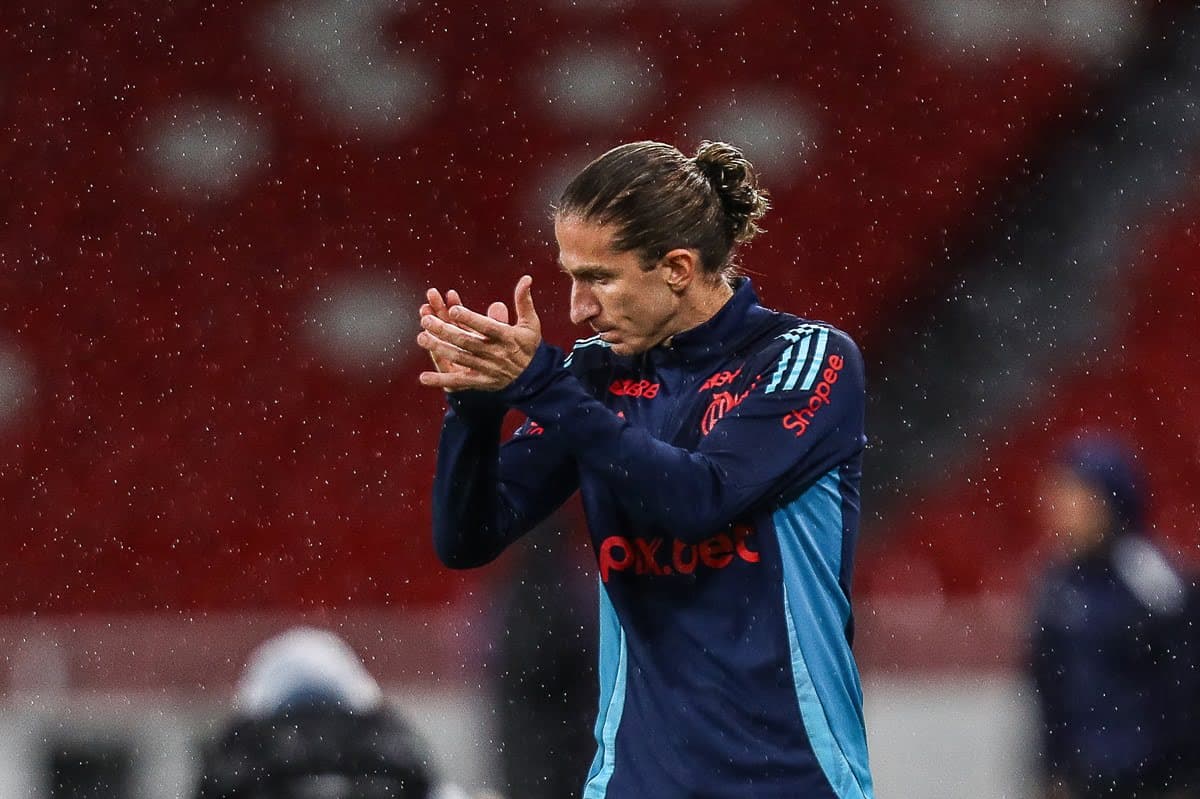 Filipe Luís aplaude time do Flamengo em jogo contra a LDU