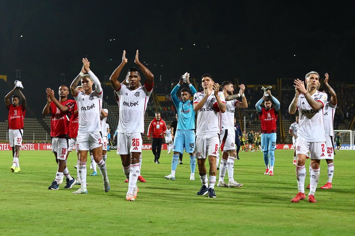 Jogadores do Flamengo saúdam torcida após vitória na Venezuela