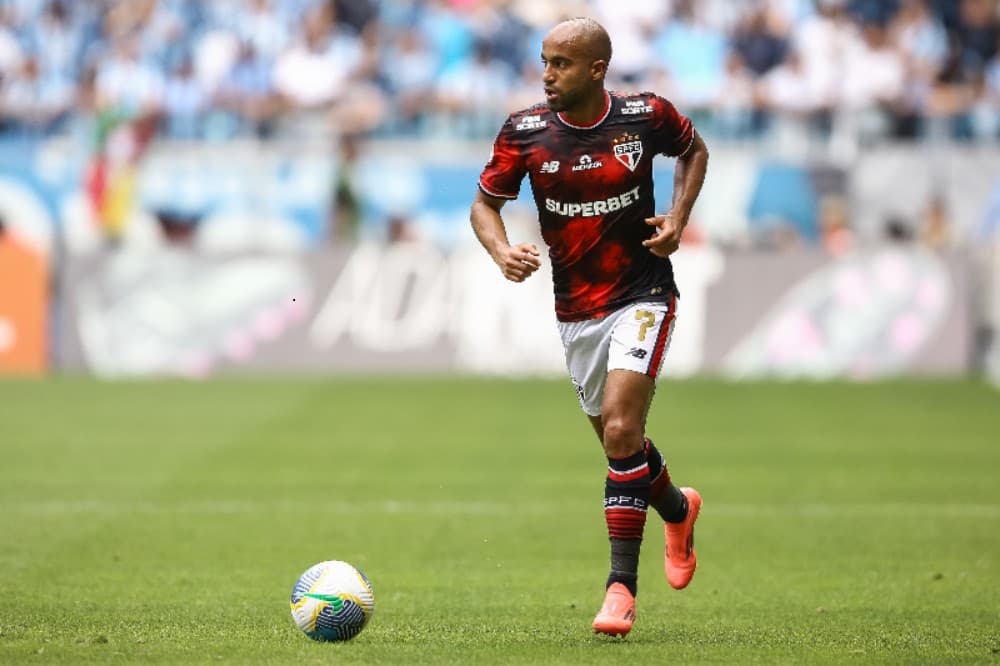 Lucas Moura of Sao Paulo controls the ball during the match between Gremio and Sao Paulo as part of Brasileirao 2024 at Arena do Gremio on December 1, 2024 in Porto Alegre, Brazil.