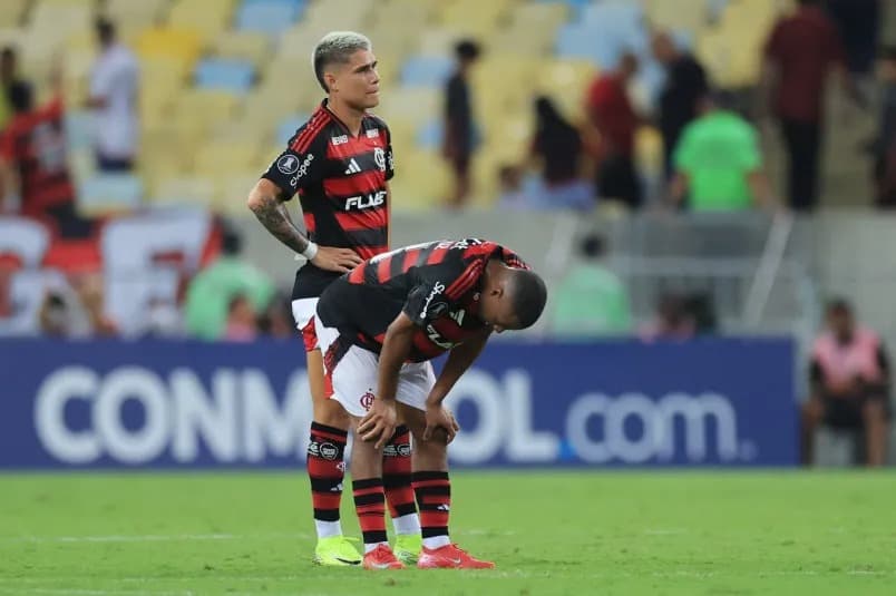Nicolás de la Cruz do Flamengo reage após a derrota do time na partida do Grupo C da Copa CONMEBOL Libertadores 2025 entre Flamengo e Central Córdoba, no Estádio do Maracanã, em 09 de abril de 2025