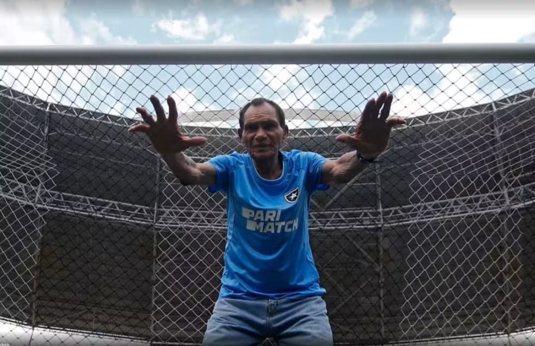 Manga, ídolo do Botafogo, posando para foto no Engenhão