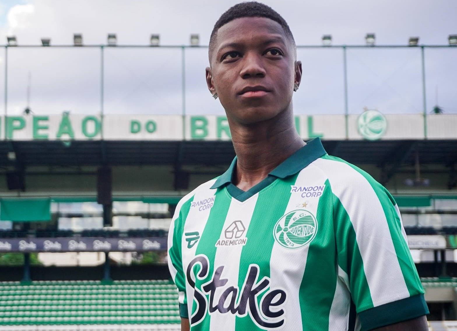 Matheus Babi, atacante do Juventude, posa com a camisa do novo clube