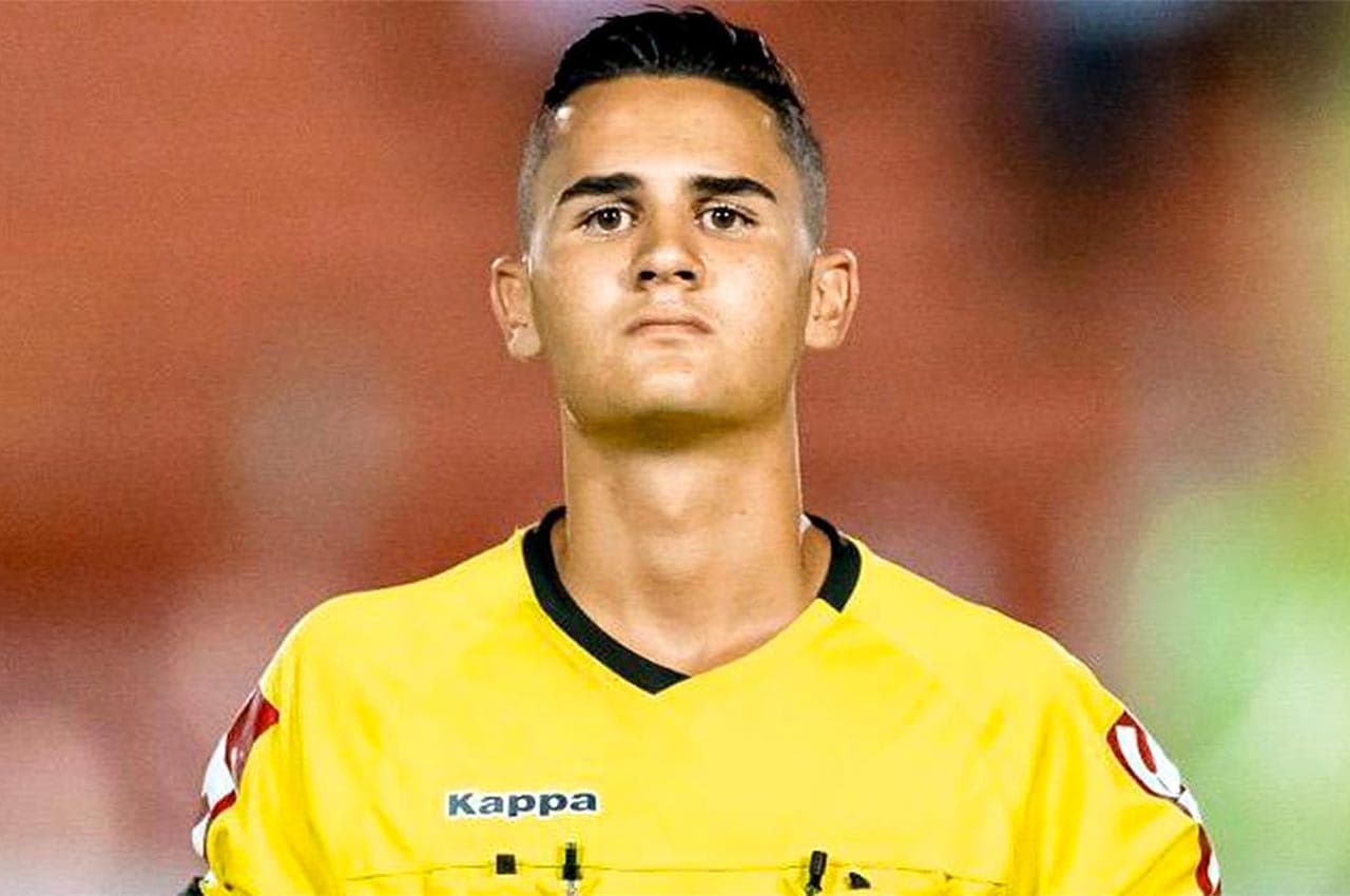 Matheus Candançan apitando partida de futebol