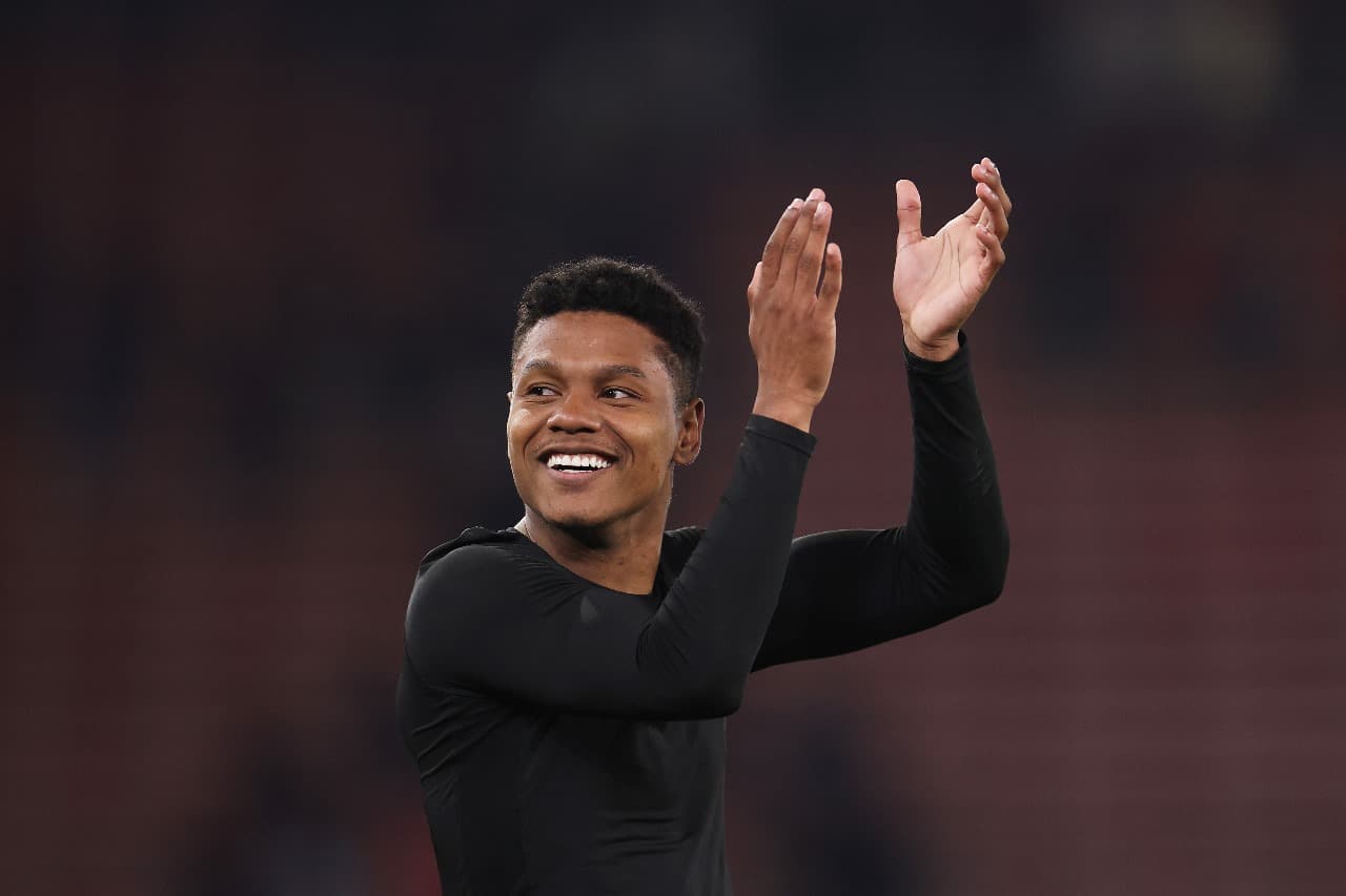 Matheus França, do Crystal Palace, aplaude os torcedores após a partida da Premier League entre Southampton FC e Crystal Palace FC no St Mary's Stadium em 2 de abril de 2025, em Southampton, Inglaterra.