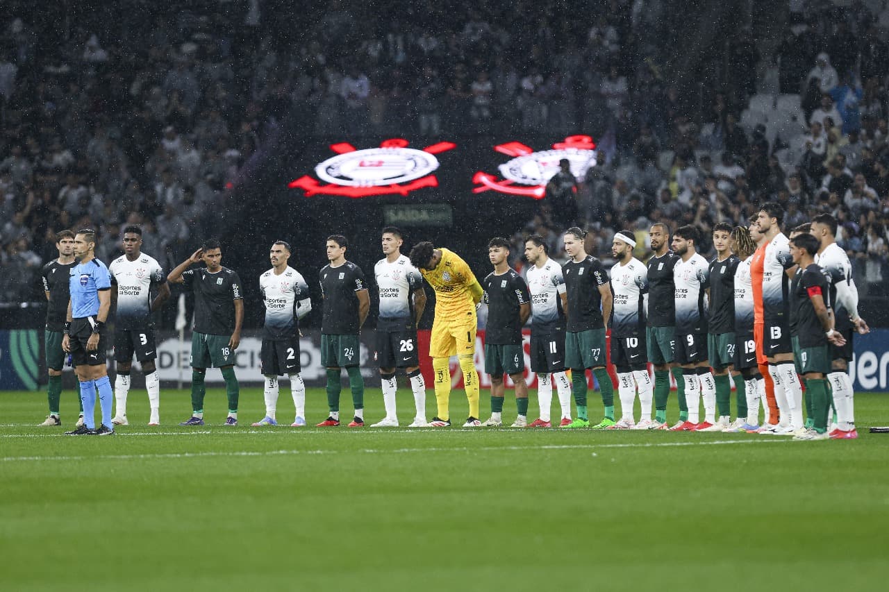 As equipes do Corinthians e do Racing Club de Montevideo se alinham antes da partida da Copa CONMEBOL Sul-Americana de 2025 entre Corinthians e Racing Club de Montevideo na Neo Química Arena em 24 de abril de 2025 em São Paulo, Brasil.
