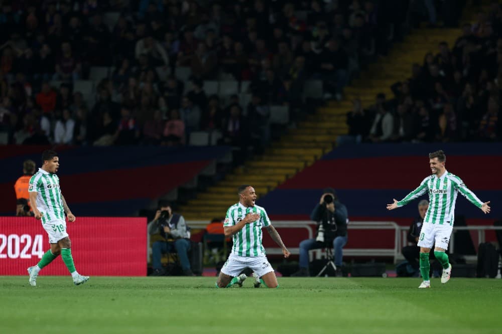 Natan do Real Betis comemora o primeiro gol de sua equipe durante a partida da LaLiga entre o FC Barcelona e o Real Betis Balompie no Estadi Olimpic Lluis Companys em 05 de abril de 2025 em Barcelona