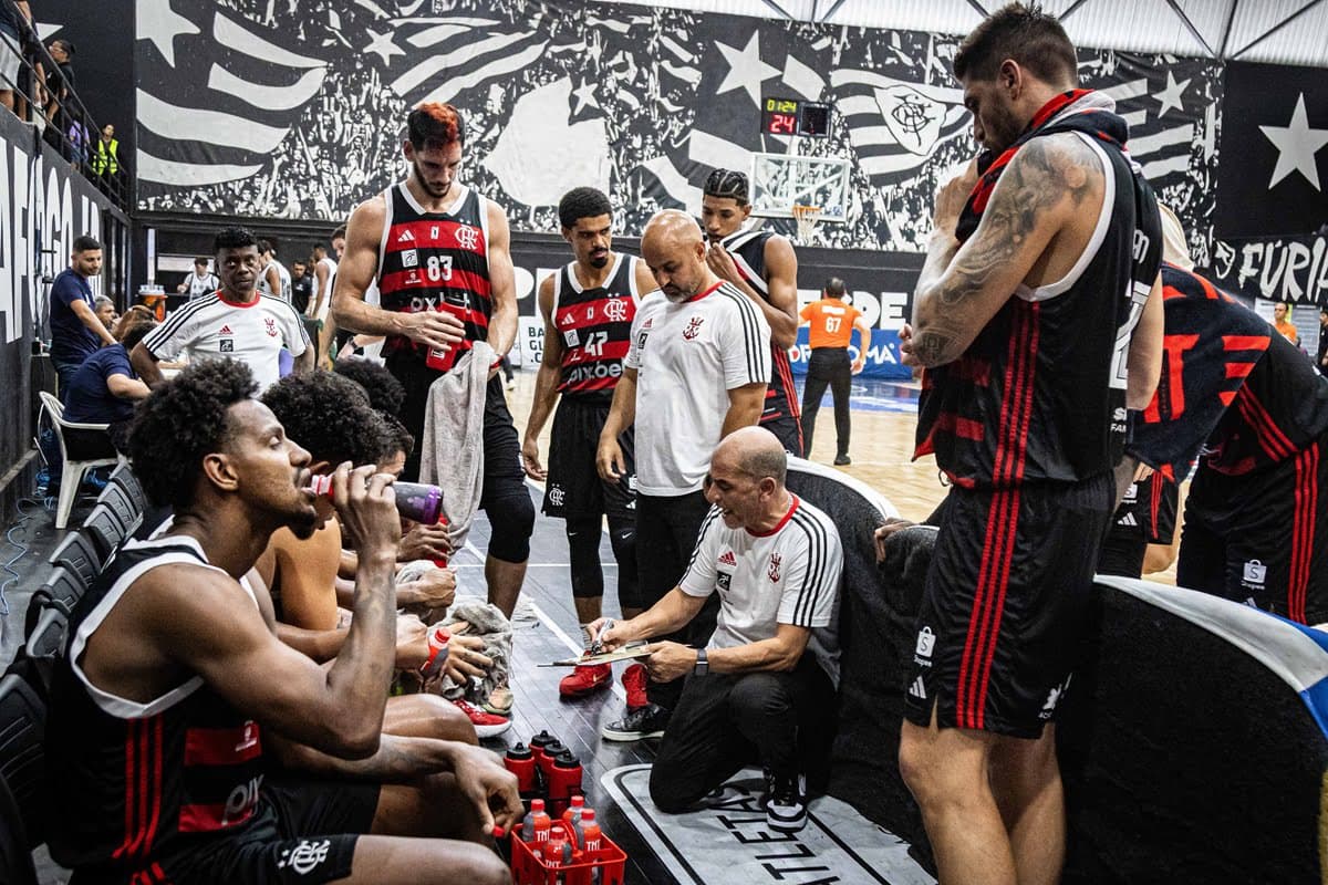 Equipe do Flamengo conversa em pausa no jogo contra o Botafogo