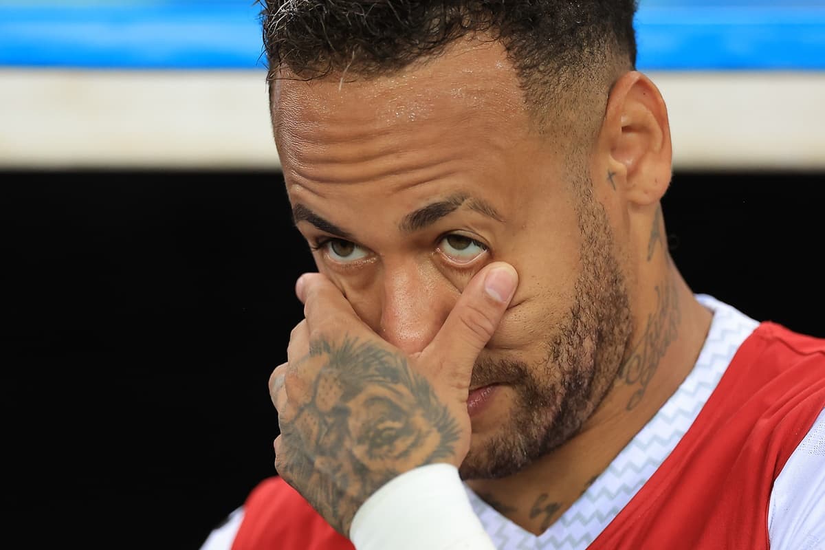 Neymar com a mão nos olhos