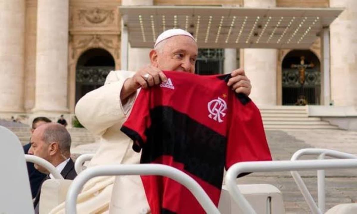 Papa Francisco segura camisa do Flamengo em homenagem