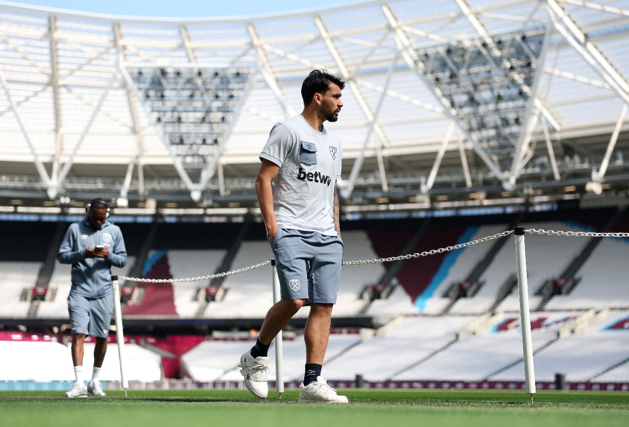 Lucas Paquetá, do West Ham United, chega ao estádio antes da partida da Premier League entre o West Ham United FC e o AFC Bournemouth, no Estádio de Londres, em 5 de abril de 2025, em Londres, Inglaterra.