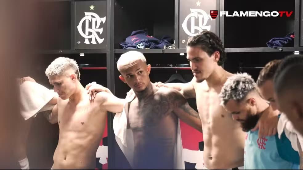 Pedro e Wesley no vestiário do Flamengo após goleada sobre Juventude