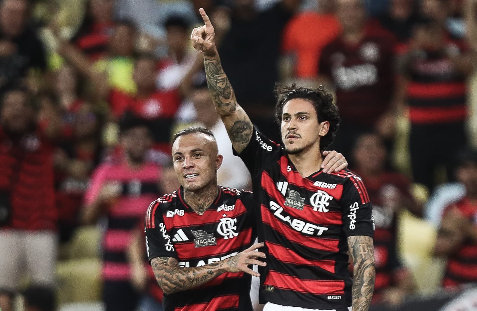 Pedro e Cebolinha comemoram gol em jogo do Flamengo