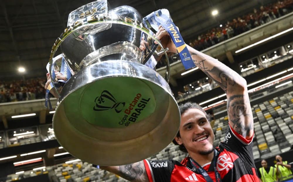 pedro levanta copa do brasil pelo flamengo