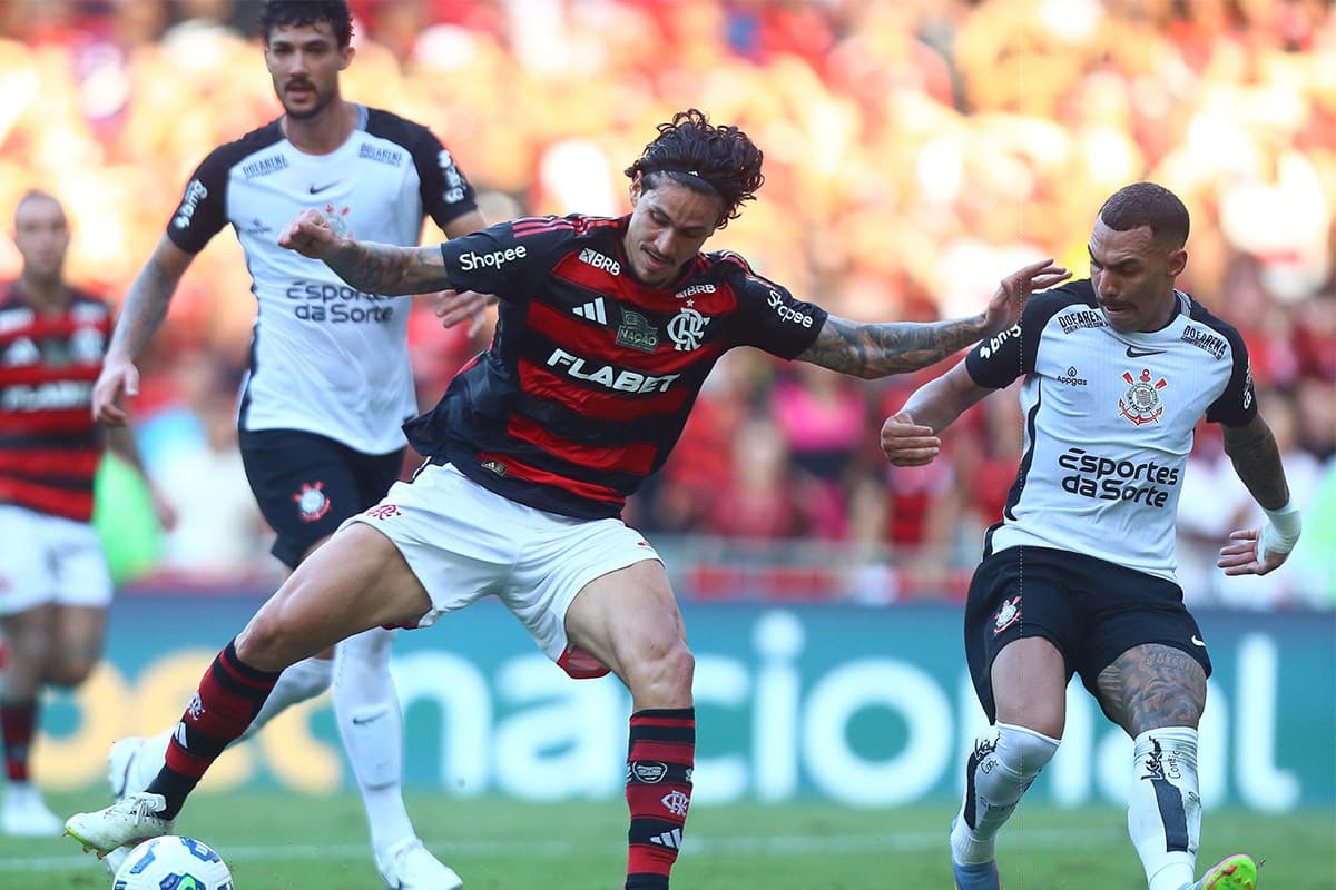 Pedro, do Flamengo, disputando bola contra Matheuzinho, do Corinthians