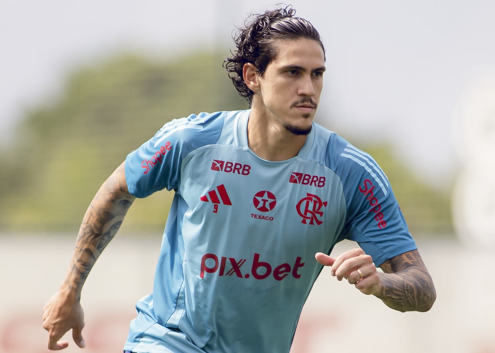 Pedro corre em treinamento do Flamengo no Ninho do Urubu